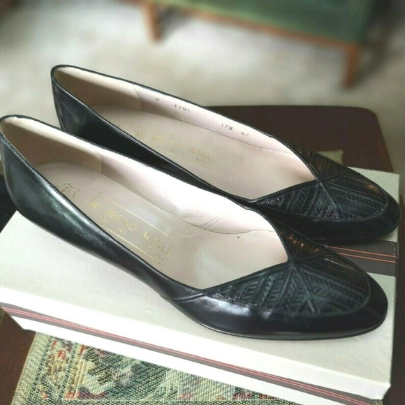 Bruno Magli Black Leather 1-1/2" Heel 8-1/2 AAAA N - Picture 4 of 7